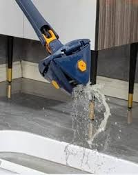 Função Auto-Torção: A cabeça do esfregão possui um sistema integrado (visível no detalhe superior da foto) que permite torcer e expulsar a água com um simples movimento do cabo. Isso mantém suas mãos secas e o mop na umidade ideal.
